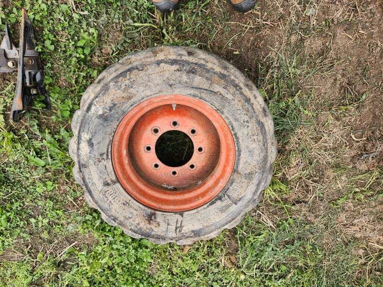 31.5x13.00-16.5 Skid Loader Tire on 8 Bolt Rim