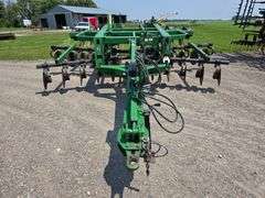 John Deere 2700 – 9 Shank Disc Ripper with Hydraulic Rear Disk Leveling Bar, Single Point Depth Cont