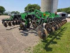 John Deere 2700 – 9 Shank Disc Ripper with Hydraulic Rear Disk Leveling Bar, Single Point Depth Cont