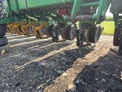 John Deere 1710 – 18 Row 22” Max Emerge Plus Vacu Meter Planter, Insecticide Boxes, Markers, Corn E-