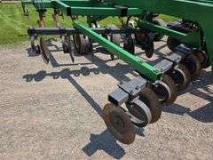John Deere 2700 – 9 Shank Disc Ripper with Hydraulic Rear Disk Leveling Bar, Single Point Depth Cont