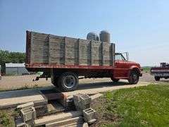 1970 Chevrolet C50 Single Axle Grain Truck, V8 Engine, 4+2 Transmission, 8.25 x 20 Front and Rear Ti