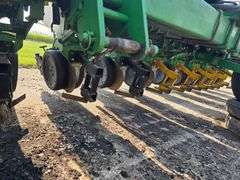 John Deere 1710 – 18 Row 22” Max Emerge Plus Vacu Meter Planter, Insecticide Boxes, Markers, Corn E-