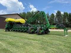 2014 John Deere 1770NT Planter, *Has 2021 Exact Emerge Update*, Hydraulic Downforce, 500 Gallon Liqu