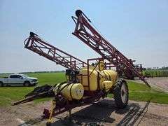 Hardi Navigator 1000 Sprayer, 100’ Boom, 1000 Gallon Poly Tank, 13.6x38 Tires with Duals, Hydraulic