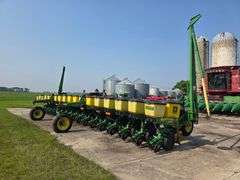 John Deere 1710 – 18 Row 22” Max Emerge Plus Vacu Meter Planter, Insecticide Boxes, Markers, Corn E-