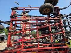 Case IH 48’ Tiger Mate II Tri Fold Digger, 7.60-15 Front Tires, 9.5-15 Tires on Wings and 11L-15 Tir