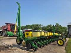 John Deere 1710 – 18 Row 22” Max Emerge Plus Vacu Meter Planter, Insecticide Boxes, Markers, Corn E-