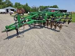 John Deere 2700 – 9 Shank Disc Ripper with Hydraulic Rear Disk Leveling Bar, Single Point Depth Cont