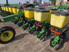 John Deere 1710 – 18 Row 22” Max Emerge Plus Vacu Meter Planter, Insecticide Boxes, Markers, Corn E-