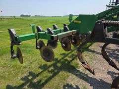 John Deere 2700 – 9 Shank Disc Ripper with Hydraulic Rear Disk Leveling Bar, Single Point Depth Cont