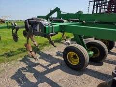 John Deere 2700 – 9 Shank Disc Ripper with Hydraulic Rear Disk Leveling Bar, Single Point Depth Cont