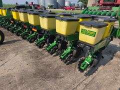 John Deere 1710 – 18 Row 22” Max Emerge Plus Vacu Meter Planter, Insecticide Boxes, Markers, Corn E-