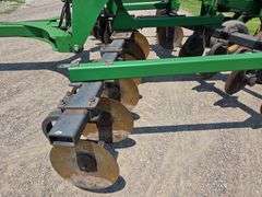 John Deere 2700 – 9 Shank Disc Ripper with Hydraulic Rear Disk Leveling Bar, Single Point Depth Cont