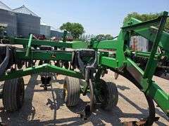 John Deere 2700 – 9 Shank Disc Ripper with Hydraulic Rear Disk Leveling Bar, Single Point Depth Cont