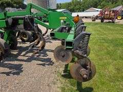 John Deere 2700 – 9 Shank Disc Ripper with Hydraulic Rear Disk Leveling Bar, Single Point Depth Cont