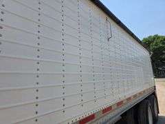 1997 Wilson Commander 40’ Grain Hopper, Roll Tarp, Spring Ride, Rear Ladder, New Tarp, 11R22.5 Tires