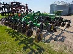 John Deere 2700 – 9 Shank Disc Ripper with Hydraulic Rear Disk Leveling Bar, Single Point Depth Cont