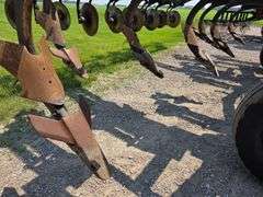 John Deere 2700 – 9 Shank Disc Ripper with Hydraulic Rear Disk Leveling Bar, Single Point Depth Cont