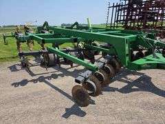 John Deere 2700 – 9 Shank Disc Ripper with Hydraulic Rear Disk Leveling Bar, Single Point Depth Cont