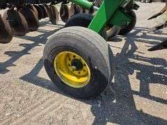 John Deere 2700 – 9 Shank Disc Ripper with Hydraulic Rear Disk Leveling Bar, Single Point Depth Cont