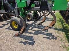 John Deere 2700 – 9 Shank Disc Ripper with Hydraulic Rear Disk Leveling Bar, Single Point Depth Cont