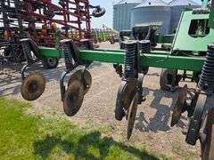 John Deere 2700 – 9 Shank Disc Ripper with Hydraulic Rear Disk Leveling Bar, Single Point Depth Cont