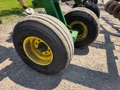 John Deere 2700 – 9 Shank Disc Ripper with Hydraulic Rear Disk Leveling Bar, Single Point Depth Cont