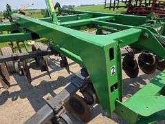 John Deere 2700 – 9 Shank Disc Ripper with Hydraulic Rear Disk Leveling Bar, Single Point Depth Cont