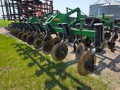 John Deere 2700 – 9 Shank Disc Ripper with Hydraulic Rear Disk Leveling Bar, Single Point Depth Cont
