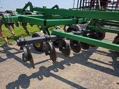 John Deere 2700 – 9 Shank Disc Ripper with Hydraulic Rear Disk Leveling Bar, Single Point Depth Cont