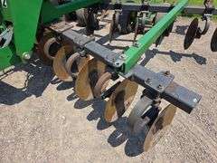 John Deere 2700 – 9 Shank Disc Ripper with Hydraulic Rear Disk Leveling Bar, Single Point Depth Cont