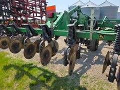 John Deere 2700 – 9 Shank Disc Ripper with Hydraulic Rear Disk Leveling Bar, Single Point Depth Cont
