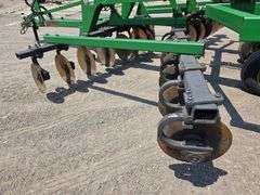 John Deere 2700 – 9 Shank Disc Ripper with Hydraulic Rear Disk Leveling Bar, Single Point Depth Cont