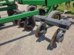 John Deere 2700 – 9 Shank Disc Ripper with Hydraulic Rear Disk Leveling Bar, Single Point Depth Cont