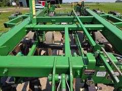 John Deere 2700 – 9 Shank Disc Ripper with Hydraulic Rear Disk Leveling Bar, Single Point Depth Cont