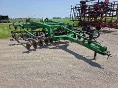 John Deere 2700 – 9 Shank Disc Ripper with Hydraulic Rear Disk Leveling Bar, Single Point Depth Cont