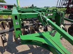 John Deere 2700 – 9 Shank Disc Ripper with Hydraulic Rear Disk Leveling Bar, Single Point Depth Cont