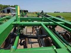 John Deere 2700 – 9 Shank Disc Ripper with Hydraulic Rear Disk Leveling Bar, Single Point Depth Cont