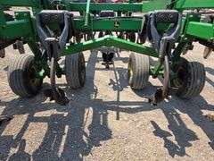John Deere 2700 – 9 Shank Disc Ripper with Hydraulic Rear Disk Leveling Bar, Single Point Depth Cont