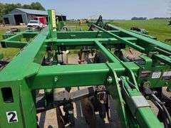 John Deere 2700 – 9 Shank Disc Ripper with Hydraulic Rear Disk Leveling Bar, Single Point Depth Cont