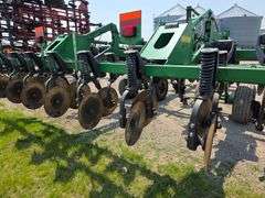 John Deere 2700 – 9 Shank Disc Ripper with Hydraulic Rear Disk Leveling Bar, Single Point Depth Cont