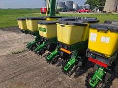 John Deere 1710 – 18 Row 22” Max Emerge Plus Vacu Meter Planter, Insecticide Boxes, Markers, Corn E-