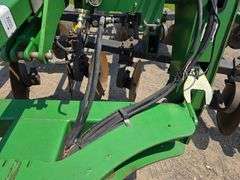 John Deere 2700 – 9 Shank Disc Ripper with Hydraulic Rear Disk Leveling Bar, Single Point Depth Cont