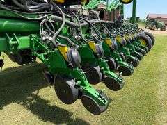 2014 John Deere 1770NT Planter, *Has 2021 Exact Emerge Update*, Hydraulic Downforce, 500 Gallon Liqu