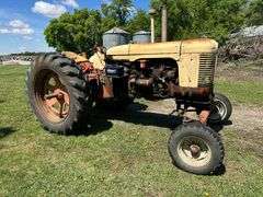 Case 400 Wide Front, 3pt, 1 Set of Rear Hydraulics, Hours Unknown, Diesel, 14.9 x 38 Rears, Runs Per