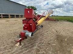 Westfield 13” x 91’ Auger, Right Angle Drive, 540 PTO, Hydraulic Lift, Hopper Walker with 2 Remotes,