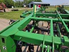 John Deere 2700 – 9 Shank Disc Ripper with Hydraulic Rear Disk Leveling Bar, Single Point Depth Cont