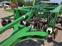 John Deere 2700 – 9 Shank Disc Ripper with Hydraulic Rear Disk Leveling Bar, Single Point Depth Cont