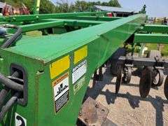 John Deere 2700 – 9 Shank Disc Ripper with Hydraulic Rear Disk Leveling Bar, Single Point Depth Cont